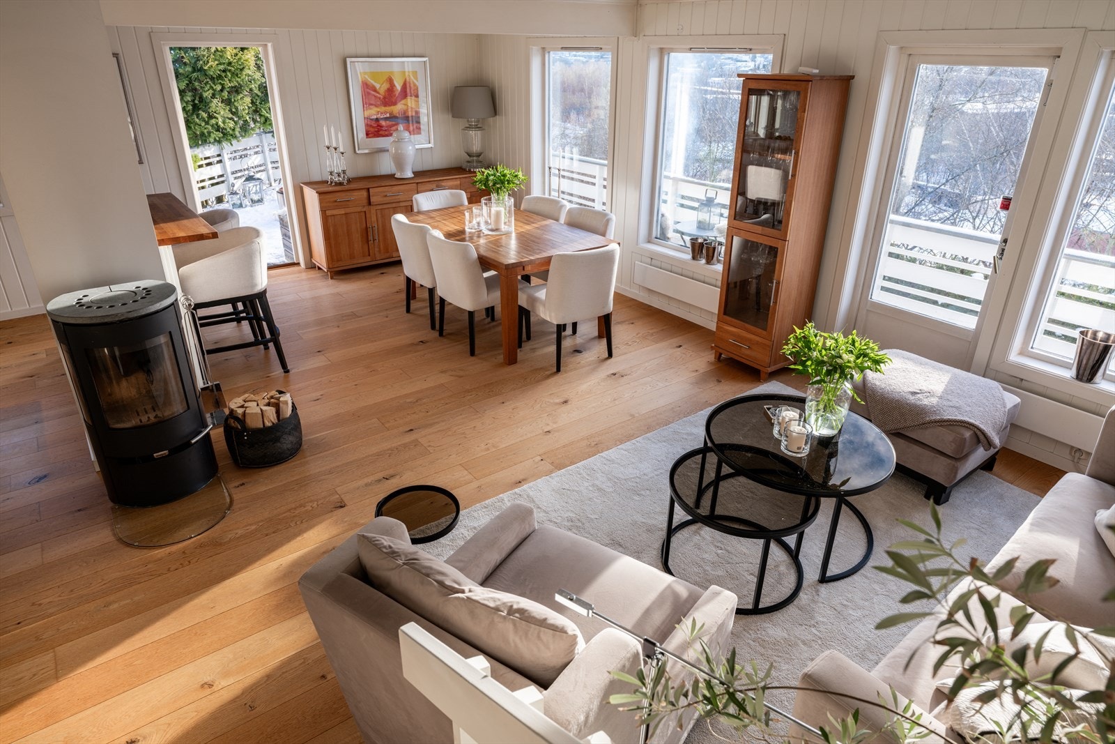 1-stavs parkett og lysmalte vegger. Galleribilde