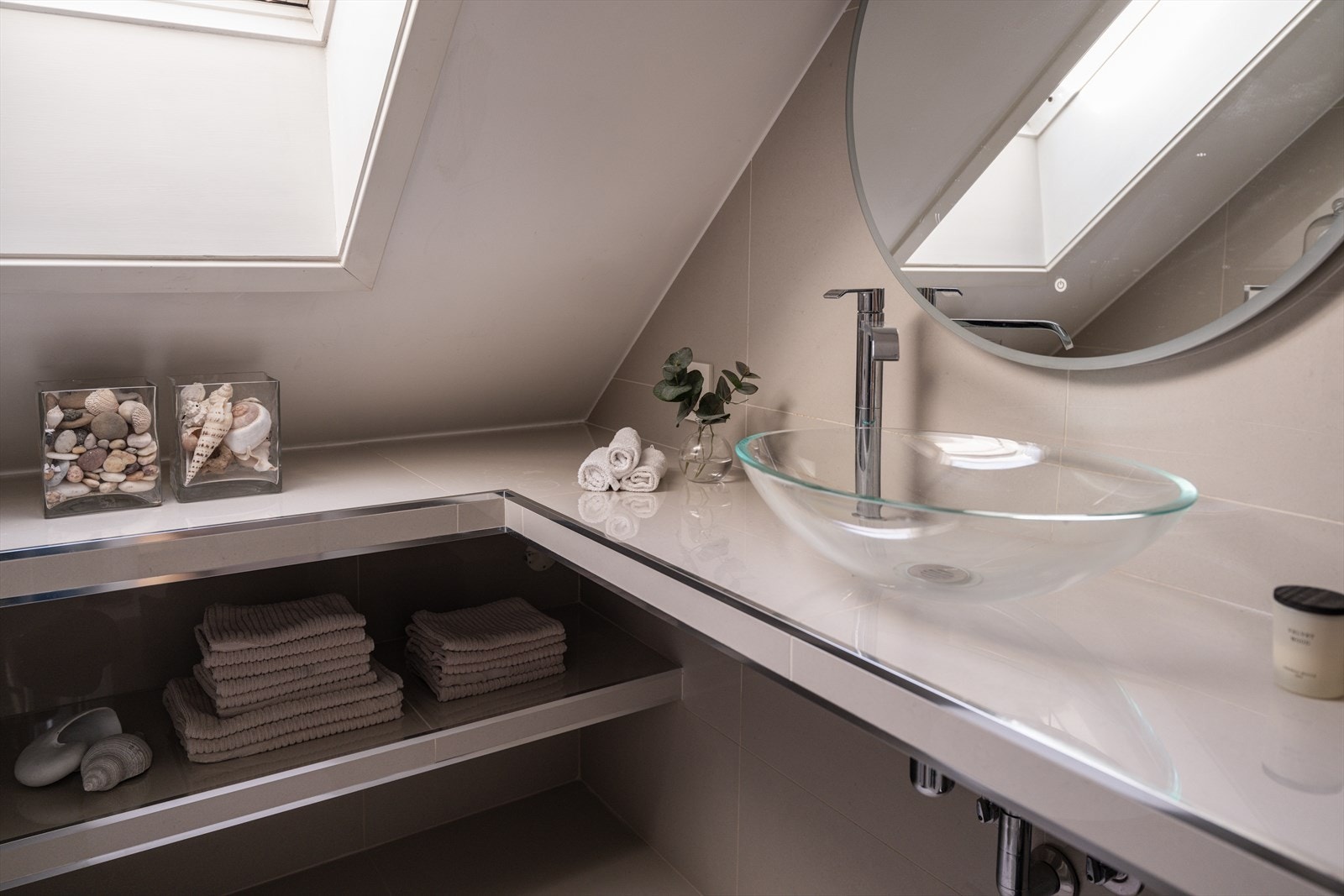 Flislagt og plassbygget benk med toppmontert servant i glass. Galleribilde