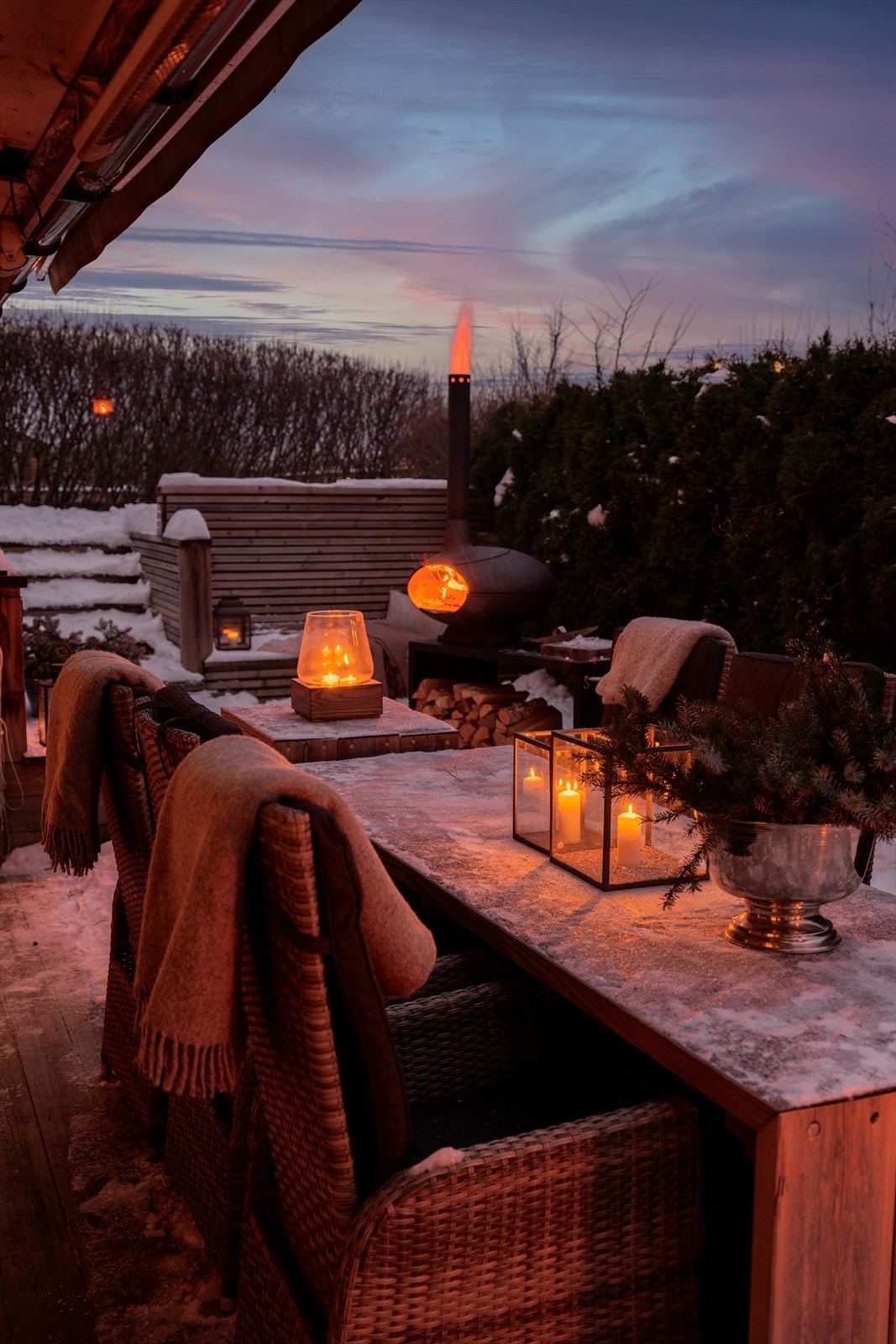 Adkomst til terrassen fra soverommet og gangsti fra verandaen. Galleribilde