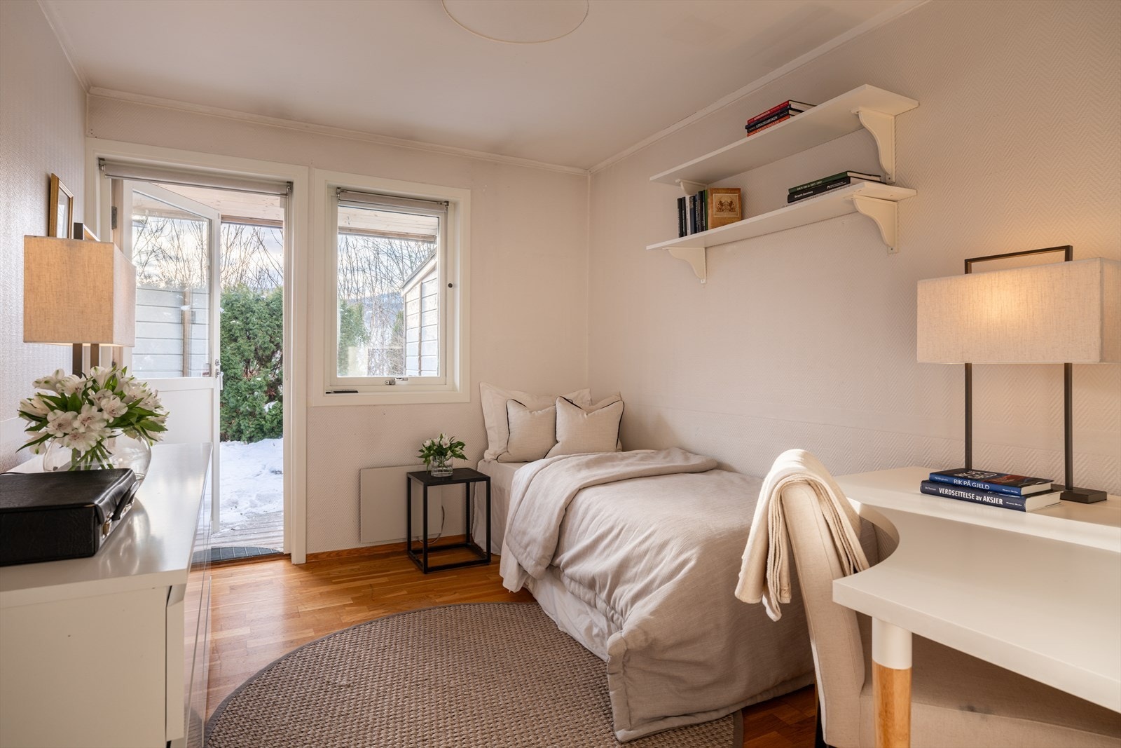 Utgang til terrasse fra soverommet. Galleribilde