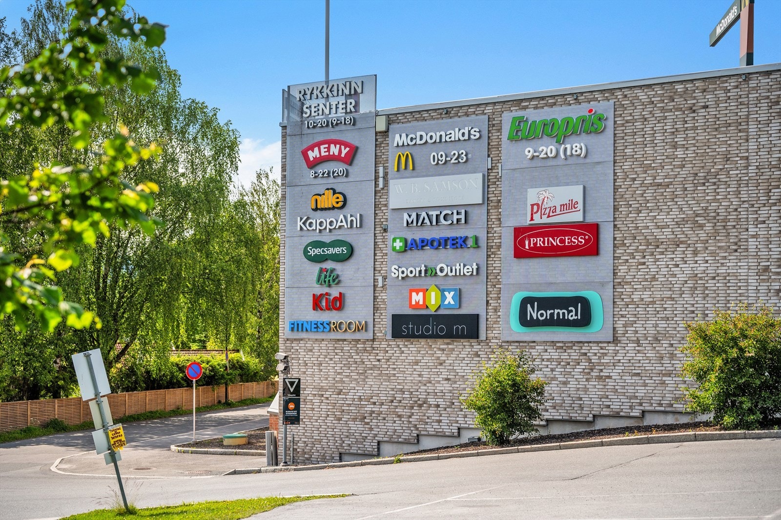 På Rykkinn nærsenter finnes butikker, serveringssteder, helsetjenester og treningsmuligheter. Galleribilde