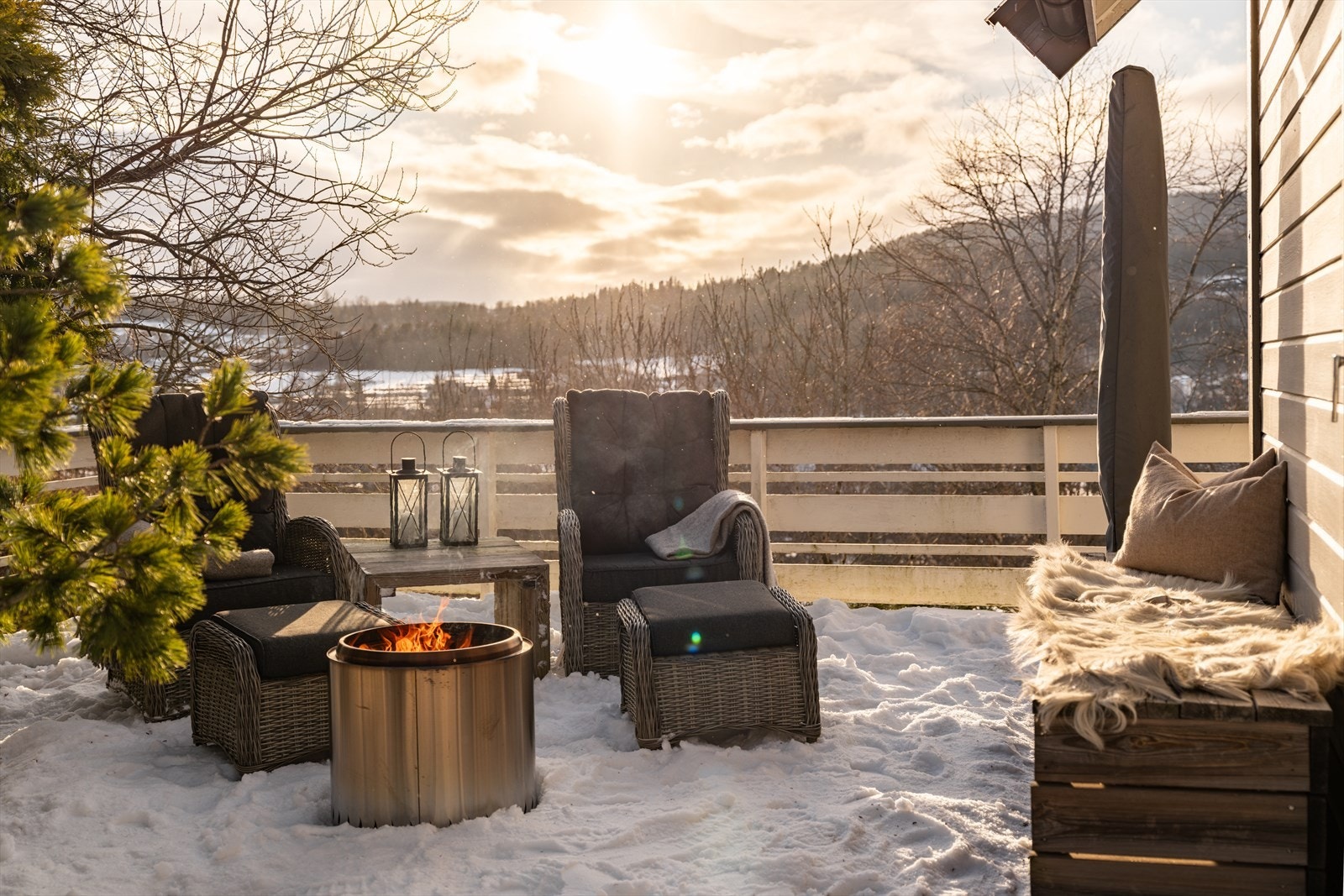 Fra stuen og kjøkkenet er det utgang til veranda mot sør og øst. Galleribilde