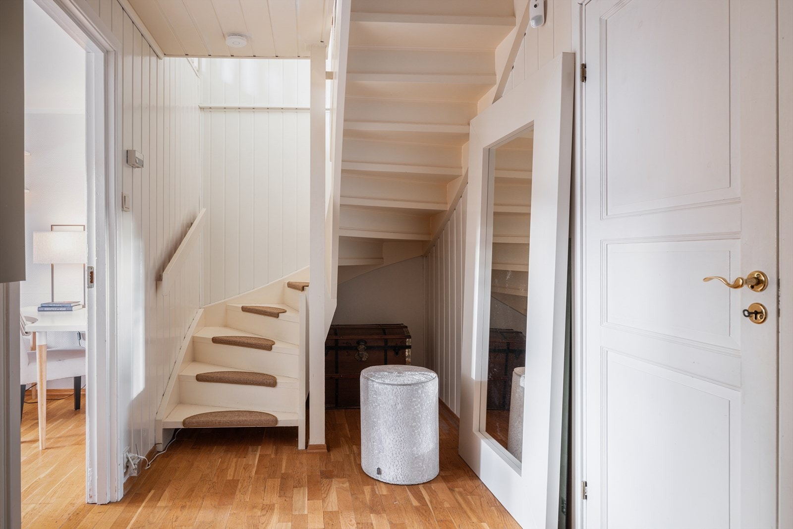 Gang underetasje. Galleribilde