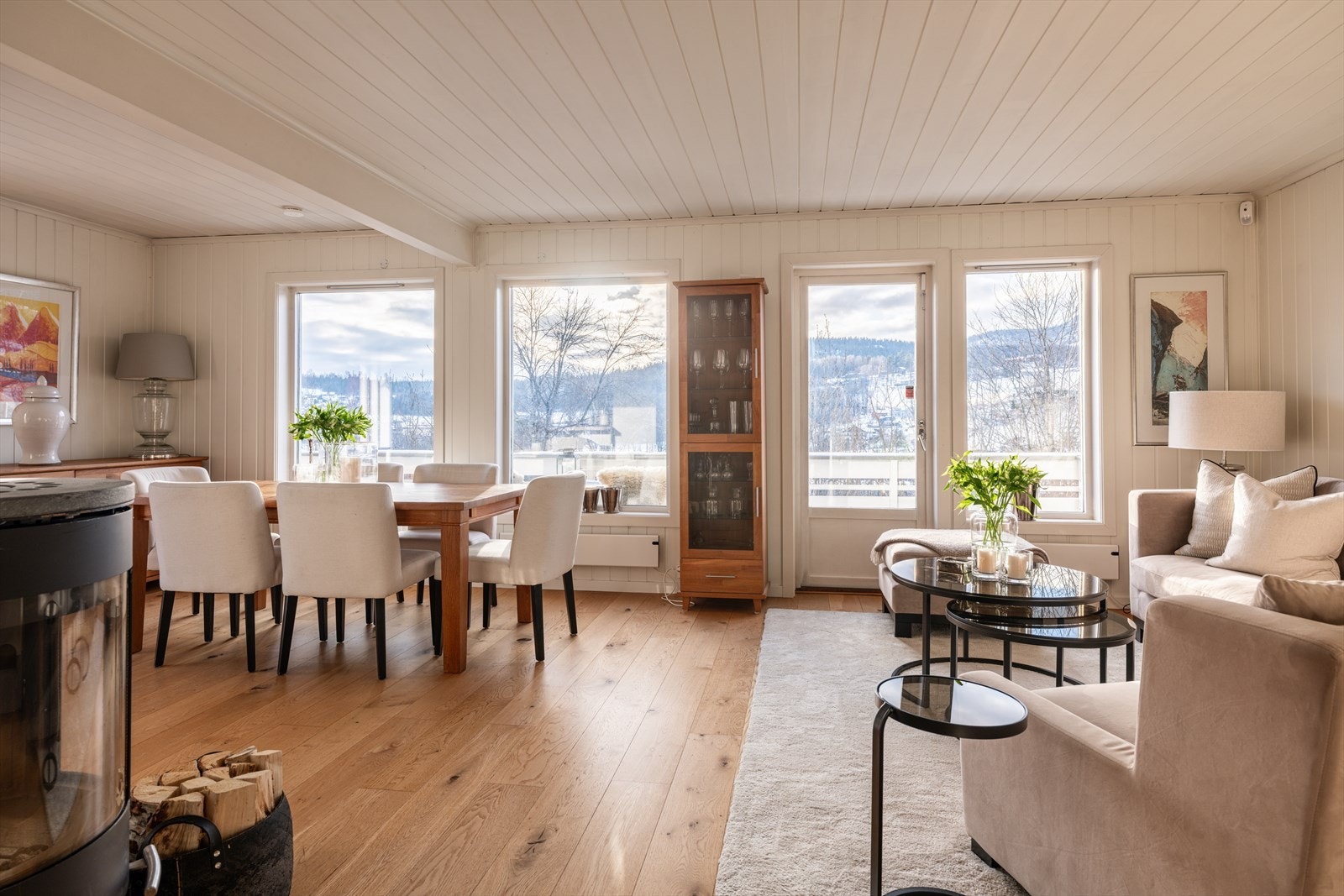 Store vindusflater som gir flott utsikt. Galleribilde