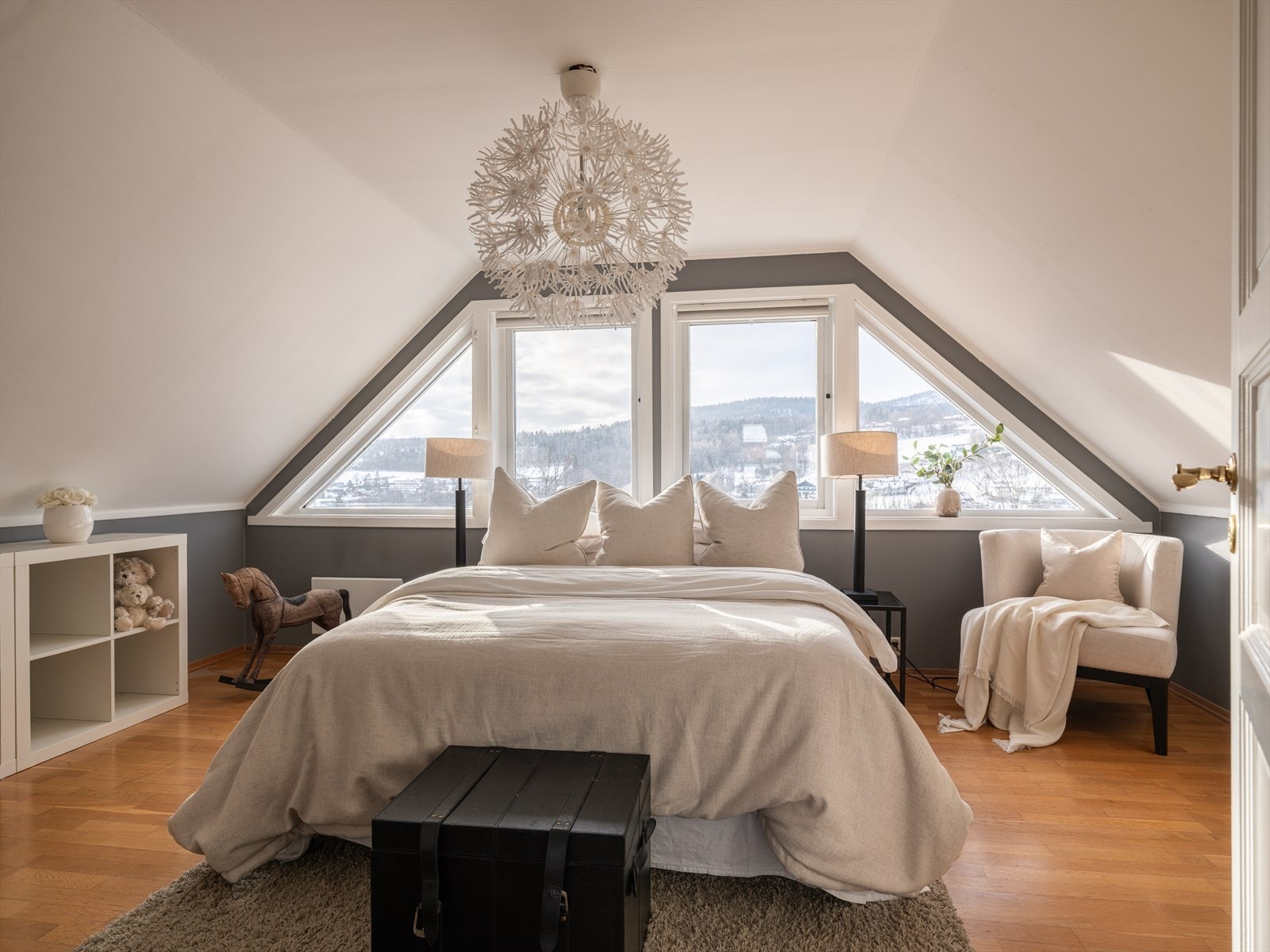 Stort og luftig soverom. Galleribilde