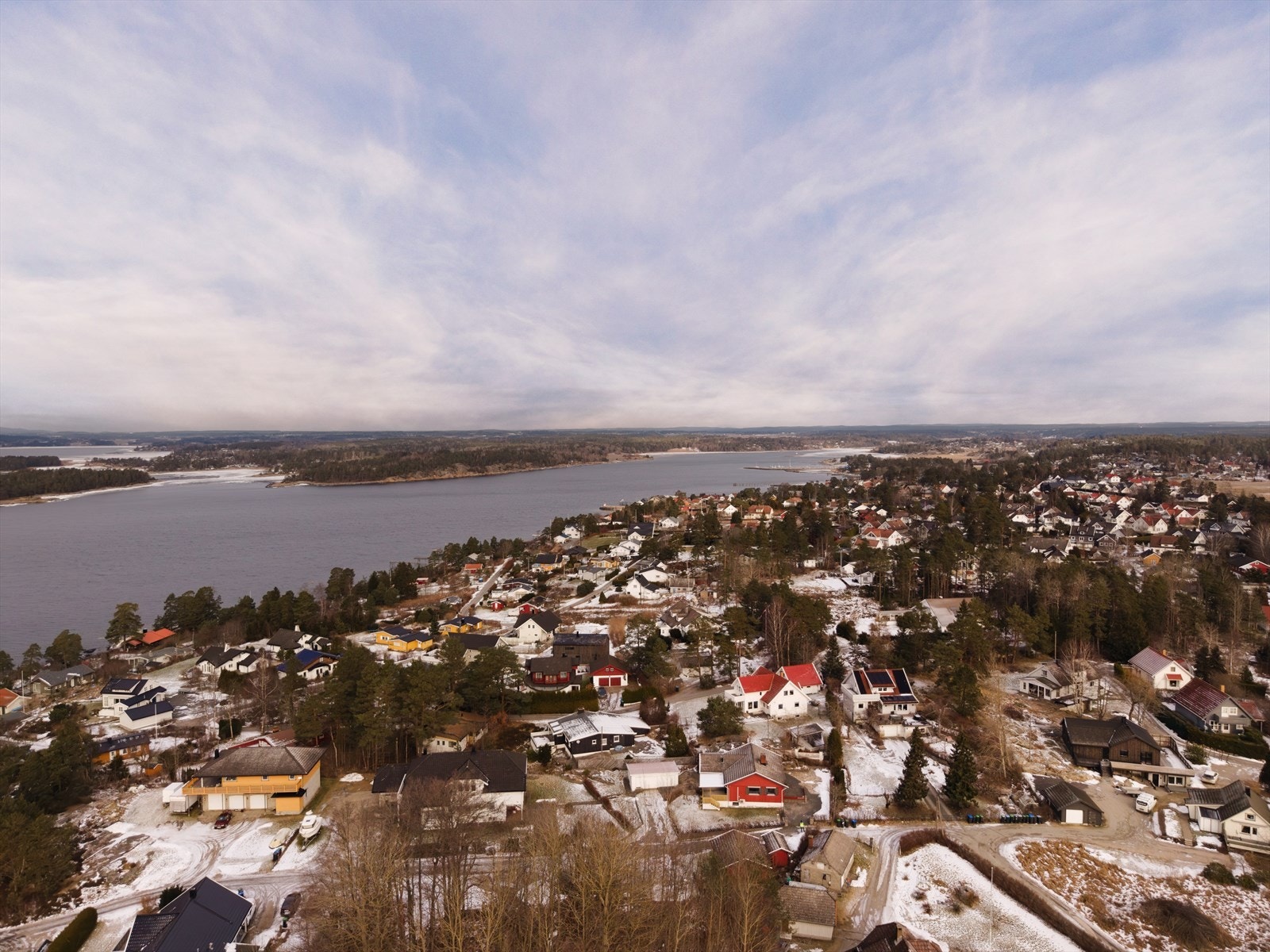 Flott oversiktsbilde som viser nærheten til kystlinjen, populære friområder og et hyggelig nabolag. Galleribilde
