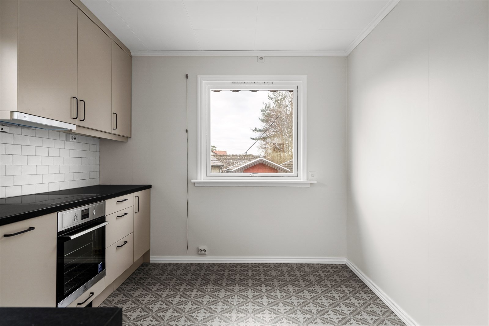 Kjøkkenet har en praktisk planløsning og gode lysforhold og plass til spisebord. Galleribilde