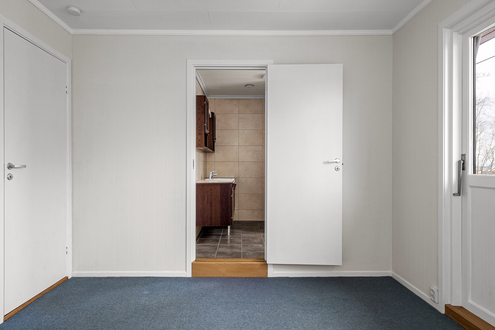 Hovedsoverom med egen inngang til baderom - en praktisk og privat løsning. Galleribilde