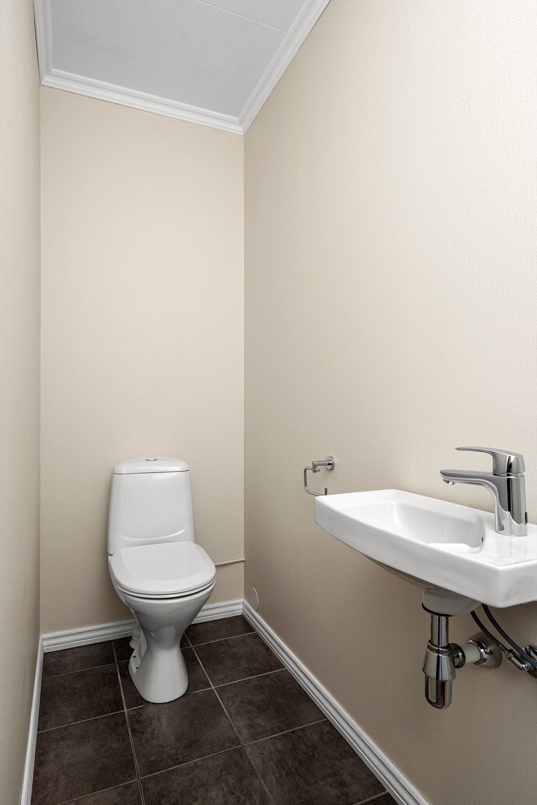 Adskilt toalettrom vegg-i-vegg med badet - en praktisk løsning som gir bedre fleksibilitet i hverdagen. Galleribilde