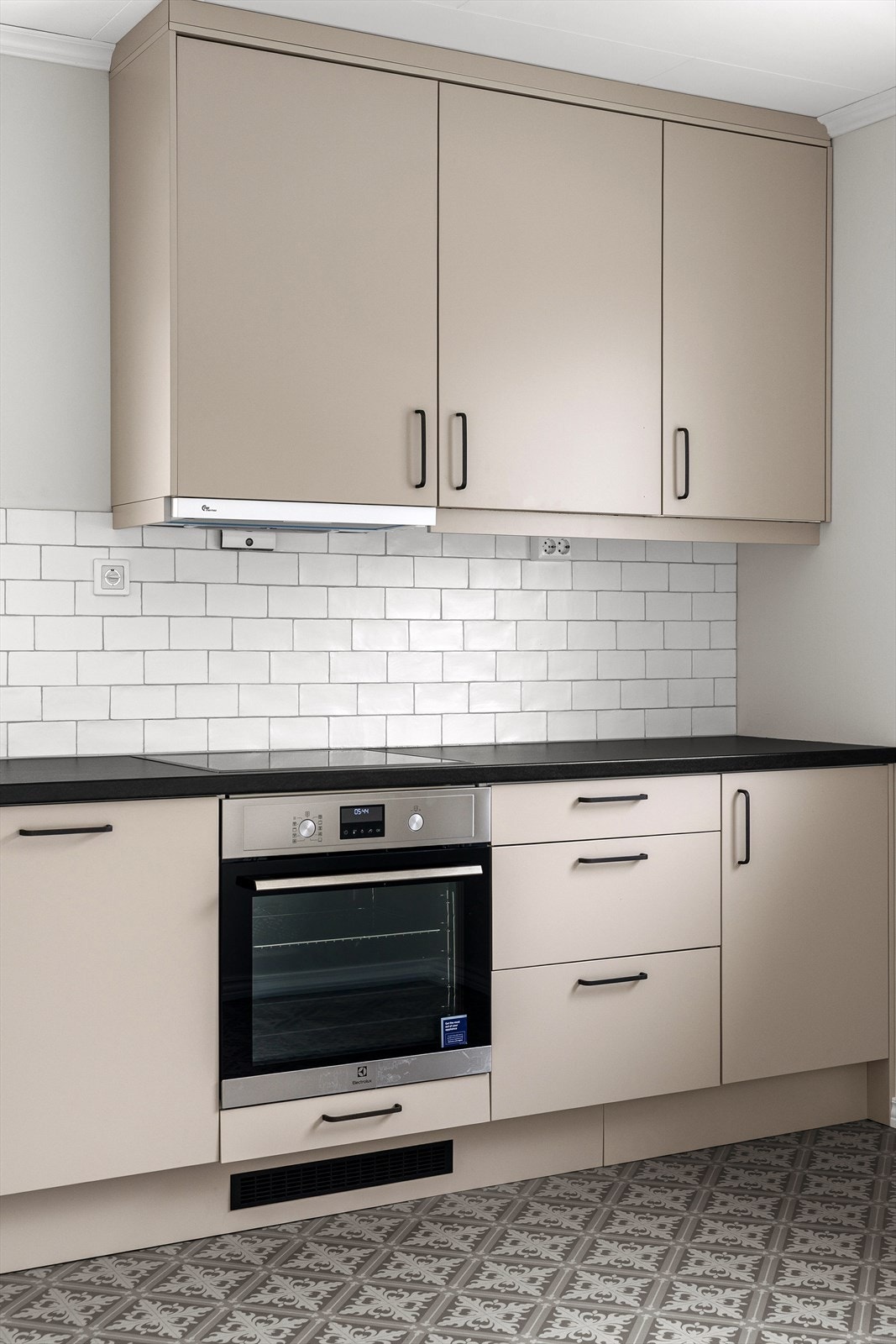 Moderne og nytt kjøkken med slette fronter, laminatbenkeplate og integrert komfyr. Galleribilde