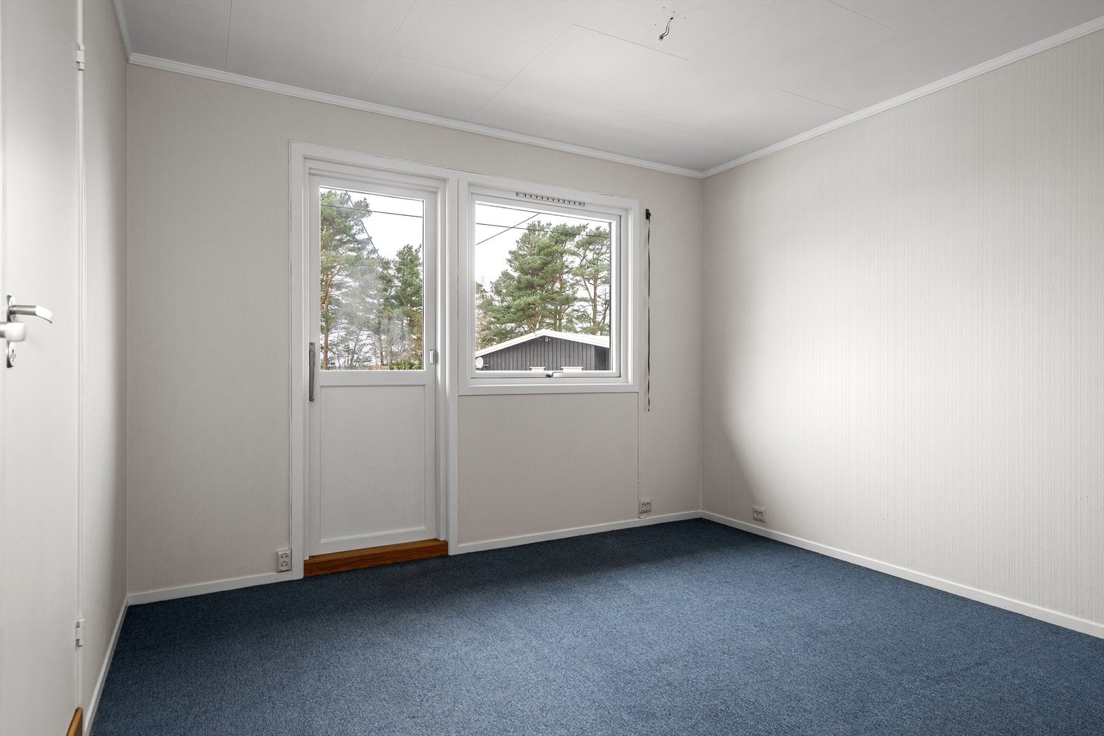 Stort og lyst hovedsoverom med utgang til veranda og gode lysforhold. Galleribilde