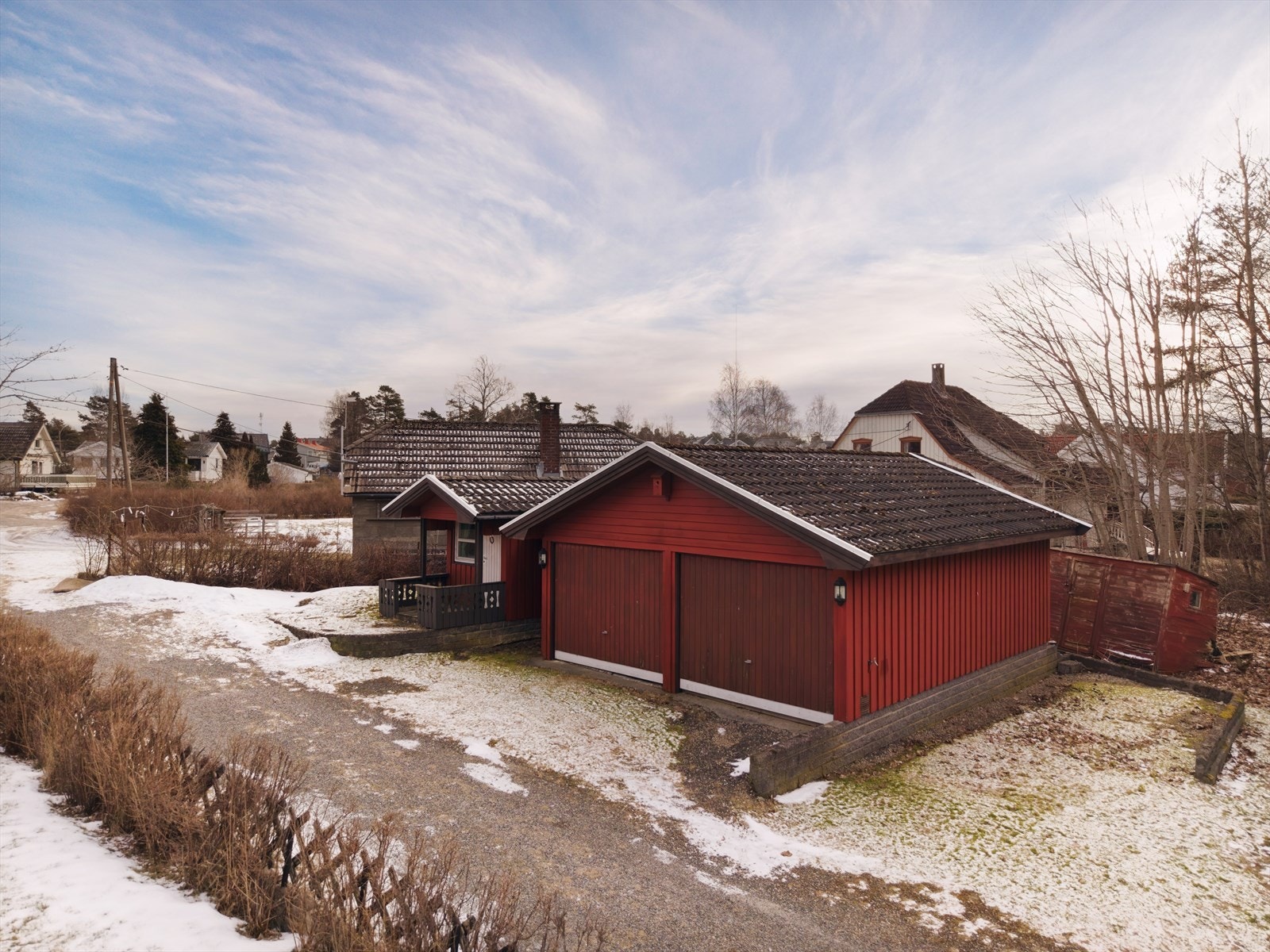 Dobbel garasje er oppført rett ovenfor boligen. Galleribilde