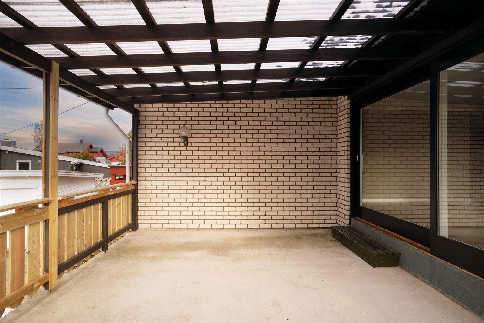 Stor og skjermet terrasse med praktisk takoverbygg som forlenger brukssesongen Galleribilde