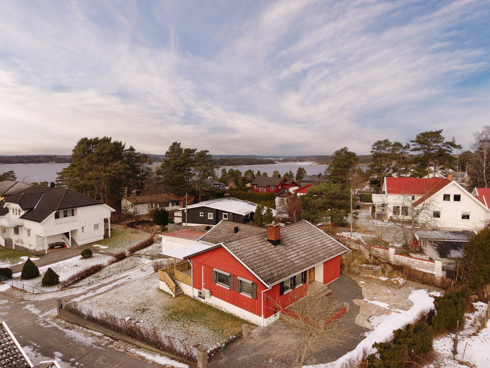 Eneboligen sett fra luften - skjermet beliggenhet kombinert med nærhet til fjorden. Galleribilde