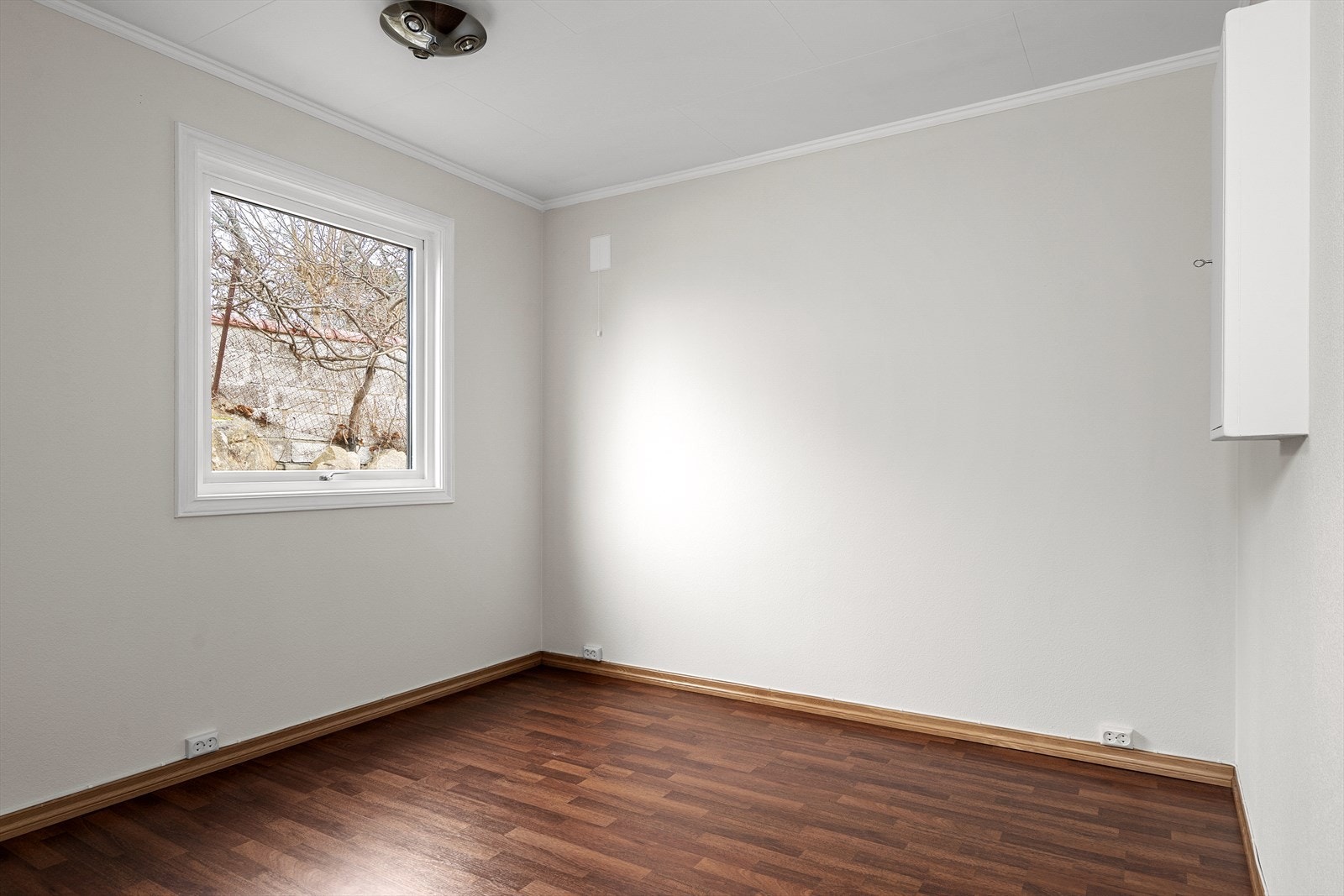 Lyst og soverom med nøytrale overflater - perfekt som barnerom, gjesterom eller kontor. Rommet er merket som bod på de originale tegningene og er ikke omsøkt. Galleribilde