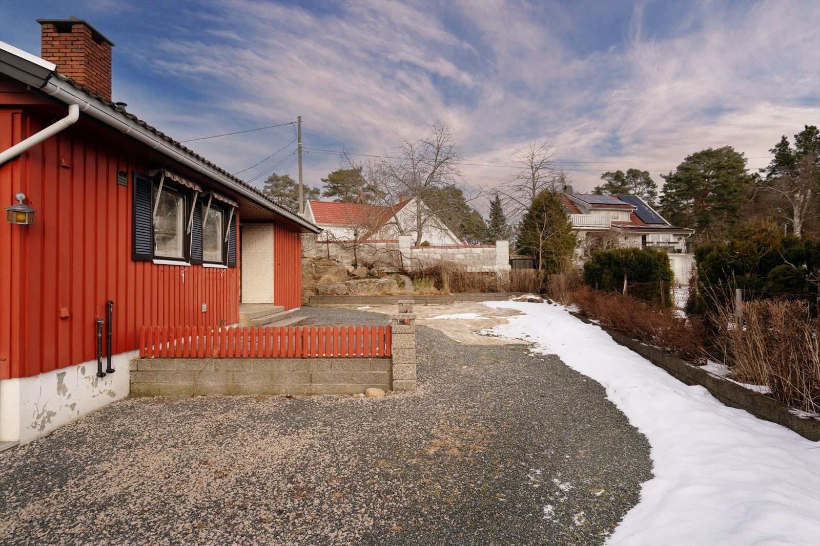 Praktisk og lettstelt tomt med gode parkeringsmuligheter og en romslig gårdsplass. Galleribilde
