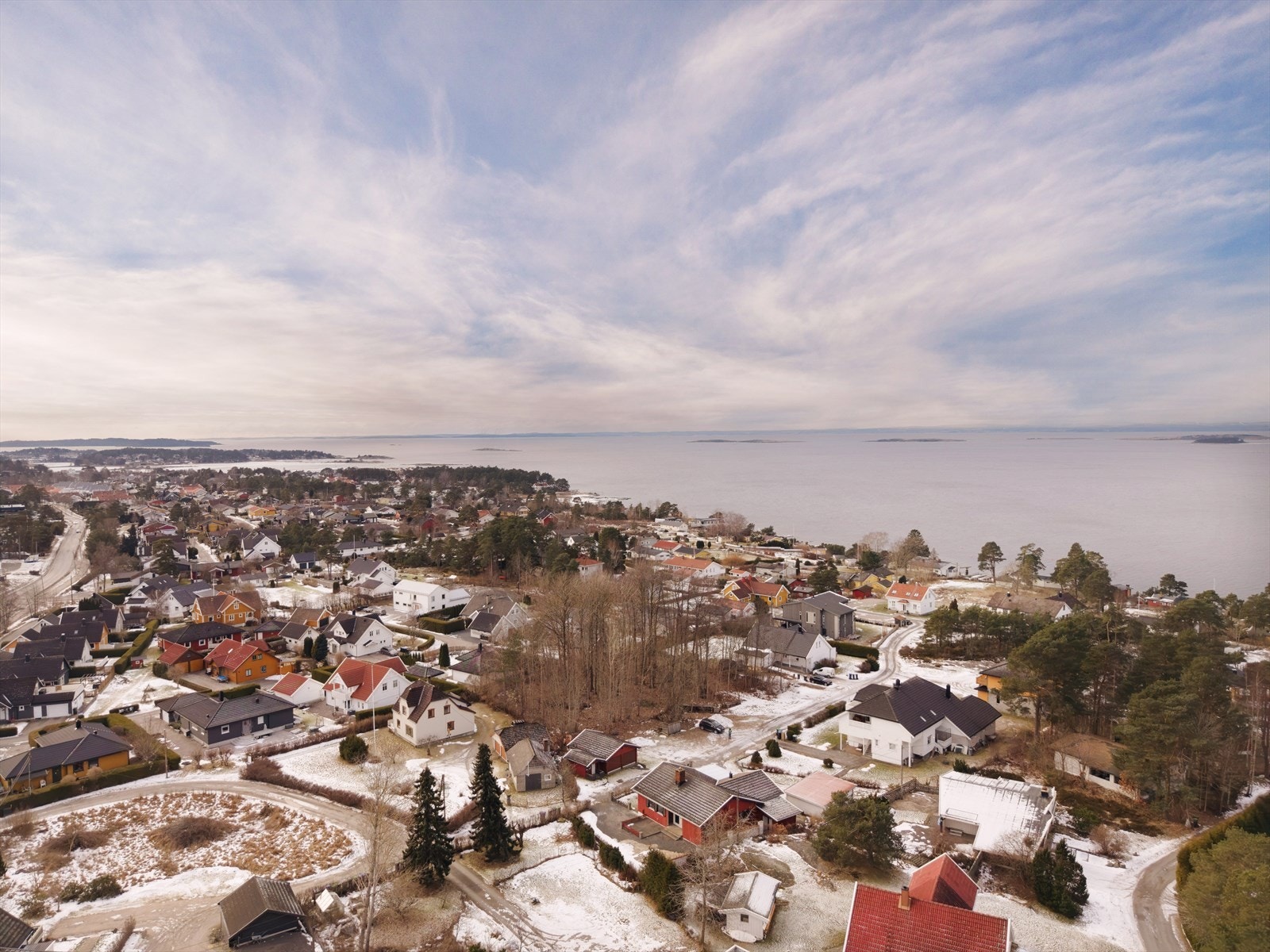 Meget hyggelig nabolag med korte avstander til strand, båtliv, nærbutikk og kollektivtransport. Galleribilde