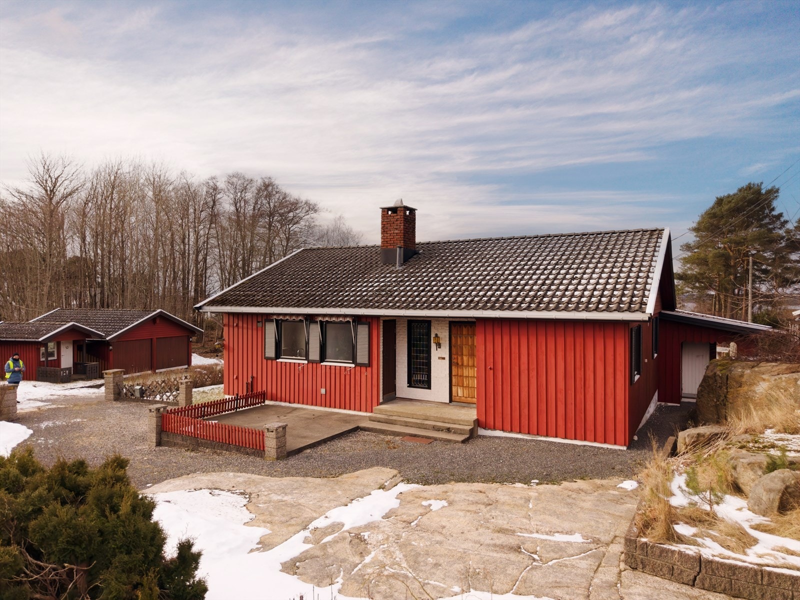 Boligen ligger i et pent og veletablert boligområde med nærhet til både sjøen og fine turområder. Galleribilde