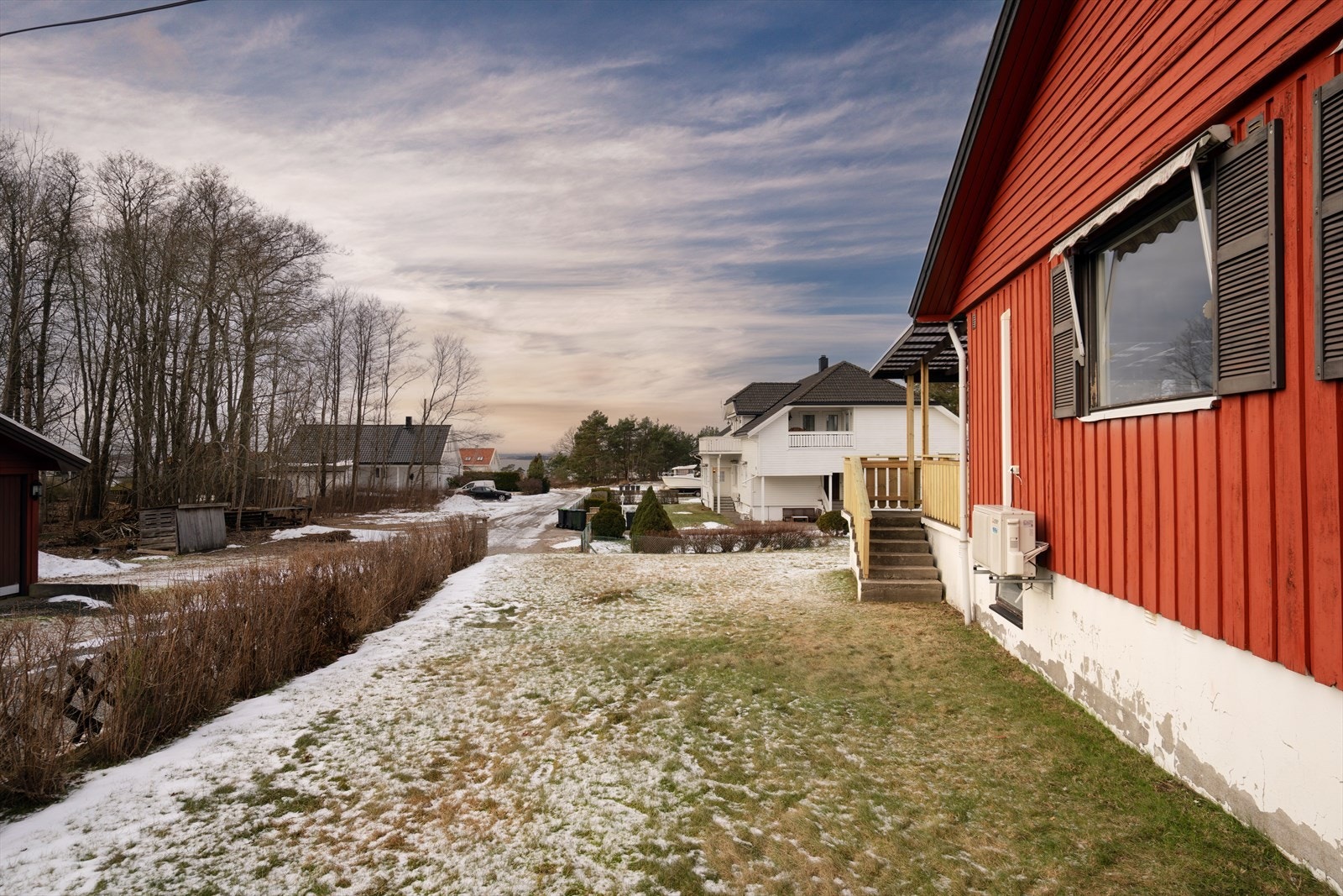 Tomten ligger skjermet til med gode leke- og oppholdsarealer, samt kort avstand til skjærgård og nærliggende turmuligheter. Galleribilde