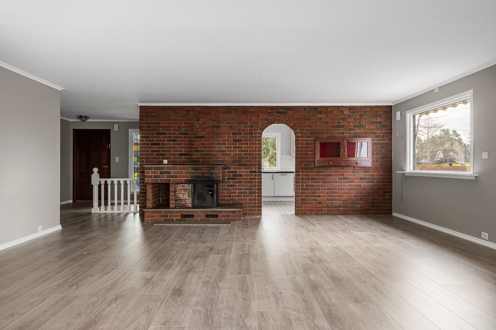 Stuen har god plass til både sofagruppe og spiseplass, og varmepumpen bidrar til et behagelig inneklima året rundt. Galleribilde