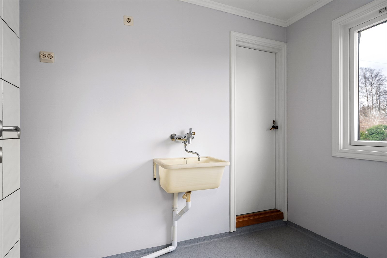 Vaskerommet har praktisk skyllekar og oppgraderte overflater på både vegger og gulv. Vaskerommet har inngang både fra inngangspartiet og fra kjøkkenet. Galleribilde