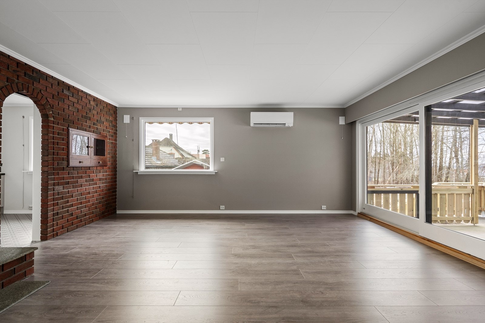 Lyst og anvendelig oppholdsrom med direkte utgang til terrasse - perfekt for sene sommerkvelder og sosialt samvær. Galleribilde