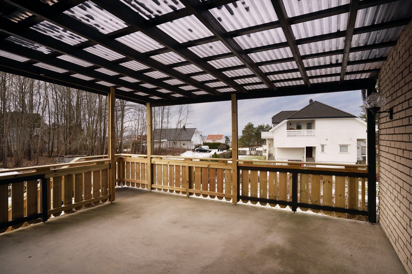 Vestvendt, overbygd terrasse med god plass til utemøbler - perfekt for ettermiddags- og kveldssol Galleribilde