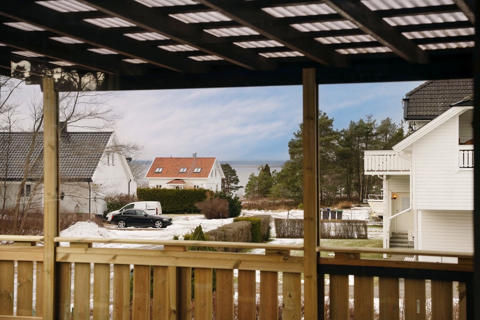 Behagelig utsikt mot nabolaget og glimt av sjø - en lun uteplass med fine omgivelser. Galleribilde
