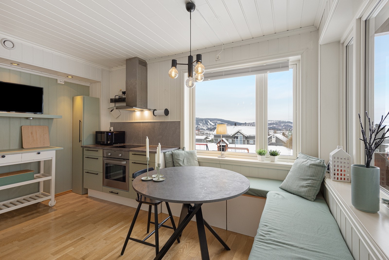 Frontene på innredningen ble malt opp i en dus grønntone i 2024. Galleribilde