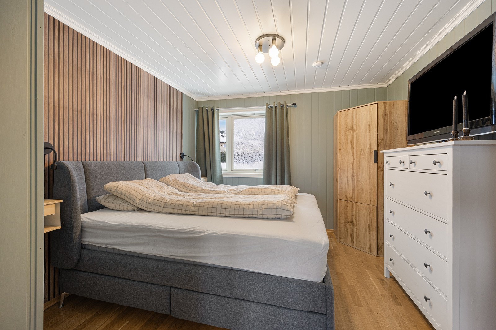 Leiligheten har tre soverom, alle av fin størrelse. Hovedsoverommet har plass til dobbeltseng, nattbord og annet ønskelig møblement. Galleribilde