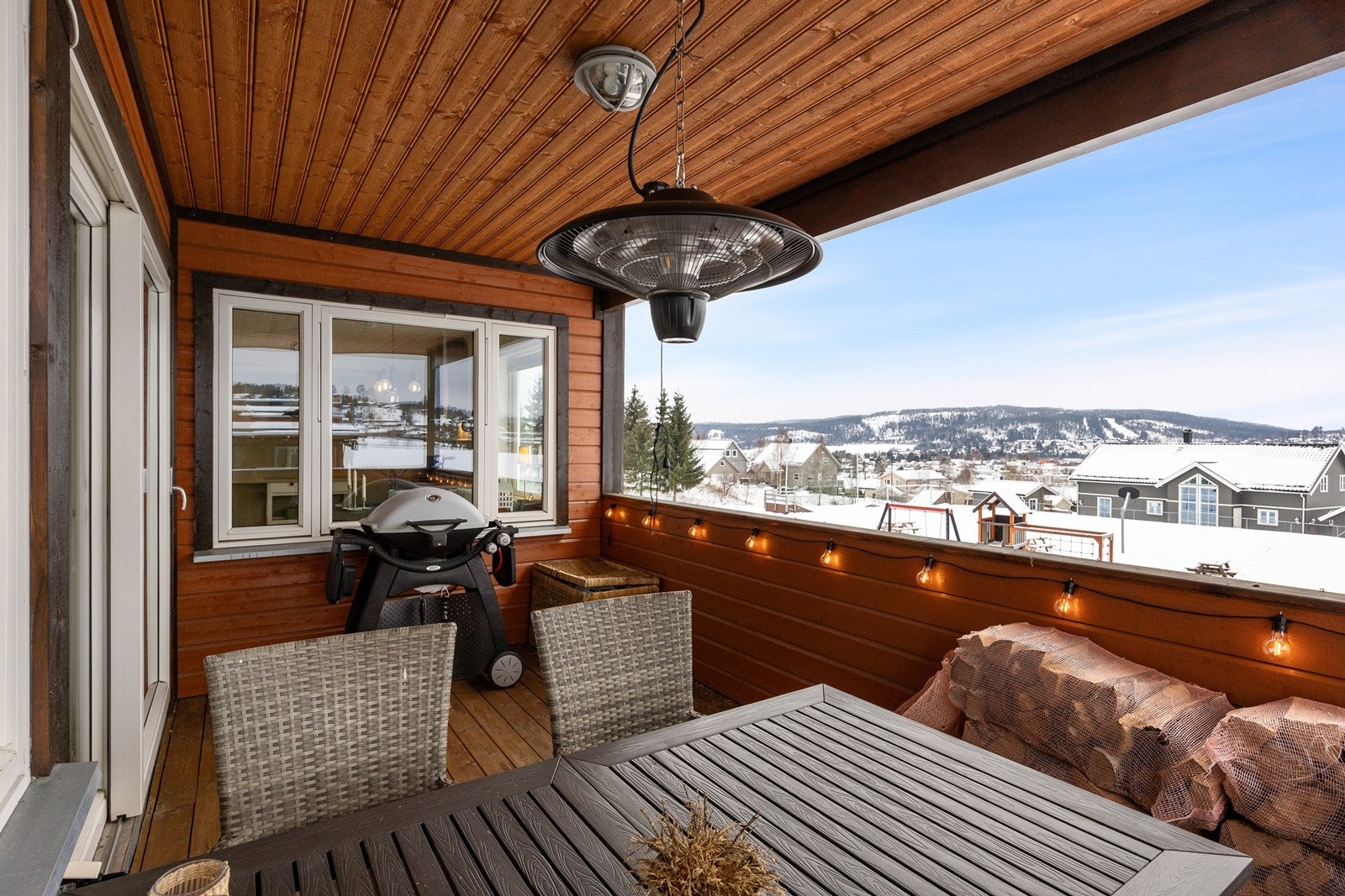 Balkongen er overbygget med tak som gir gode muligheter for bruk, uansett vær. Galleribilde