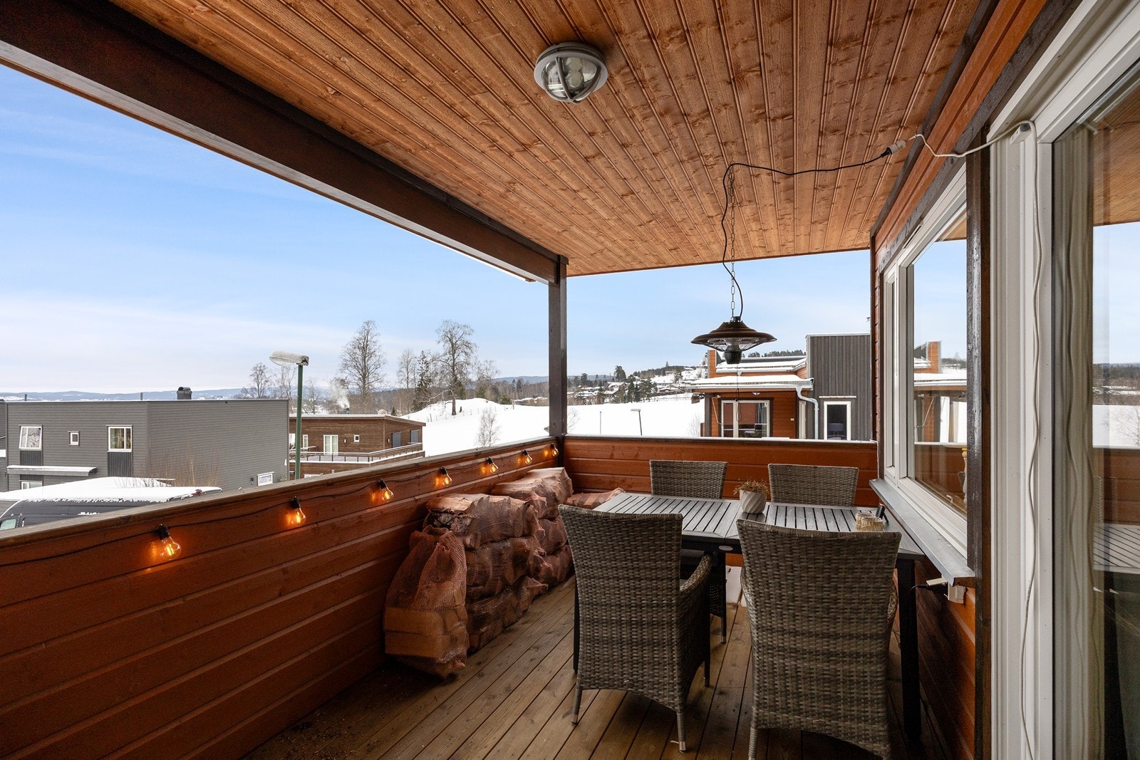 Balkongen er på ca 12 kvm så her er det god plass til utemøbler. Galleribilde