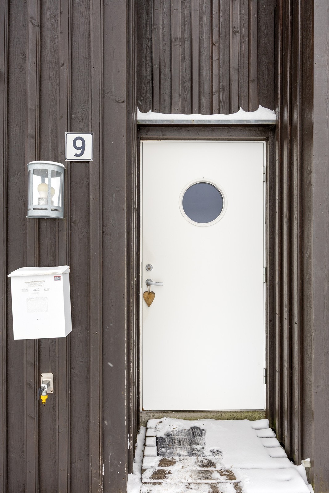 Utenfor inngangspartiet er det belysning. Galleribilde