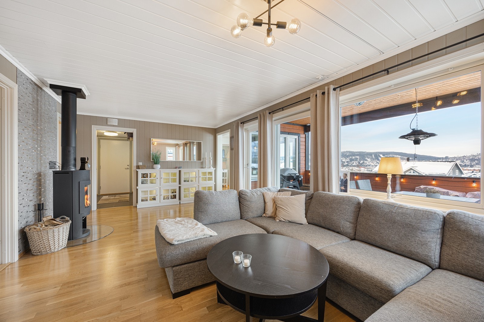 Vindusflatene er store og har rikelig med lysinnslipp. Galleribilde