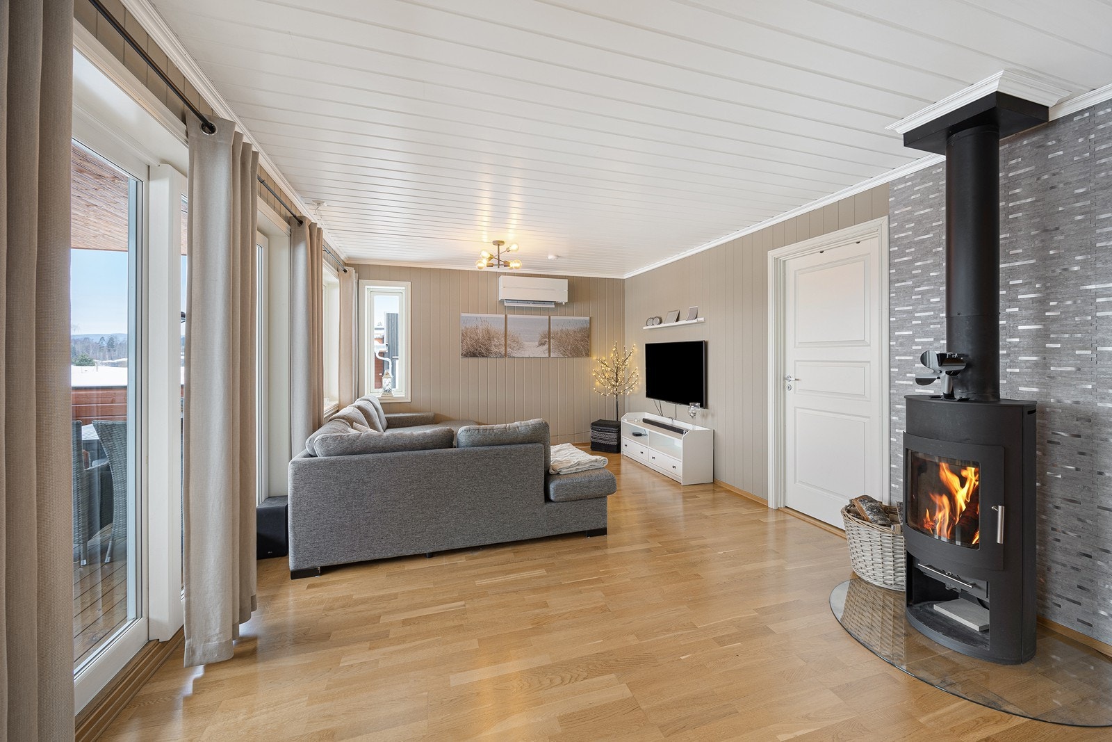 I stuen er det en koselig peis. Galleribilde