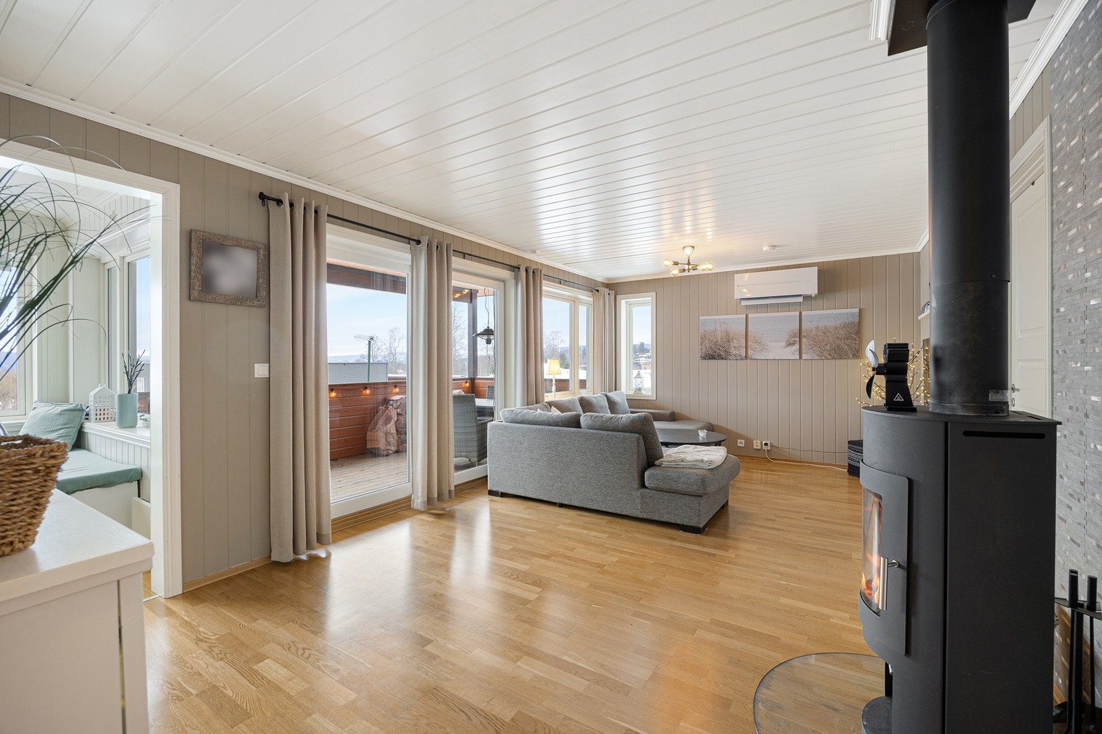 Leiligheten er elektrisk oppvarmet med gulvvarme på badet, luft-til-luft varmepumpe fra 2025 i stuen. Galleribilde