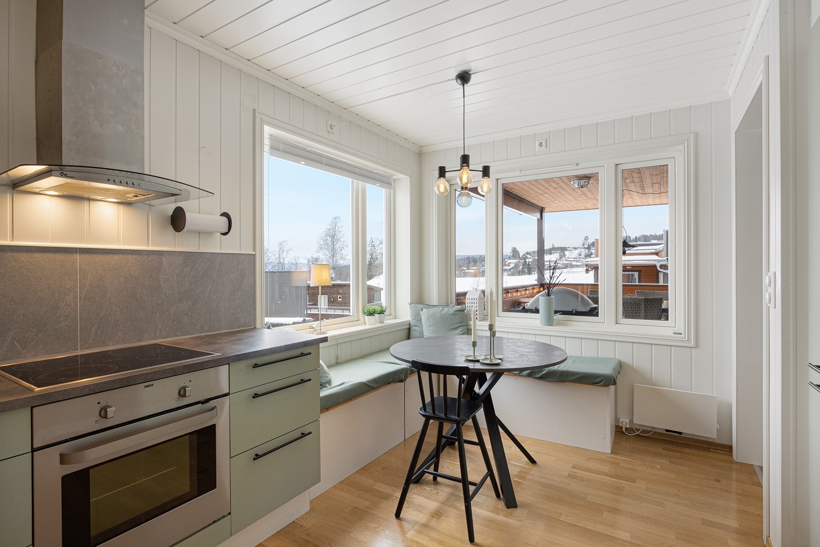 Kjøkkenet har et tidsmessig og pent design med rene linjer, gode benkeflater og mye oppbevaringsplass. Galleribilde