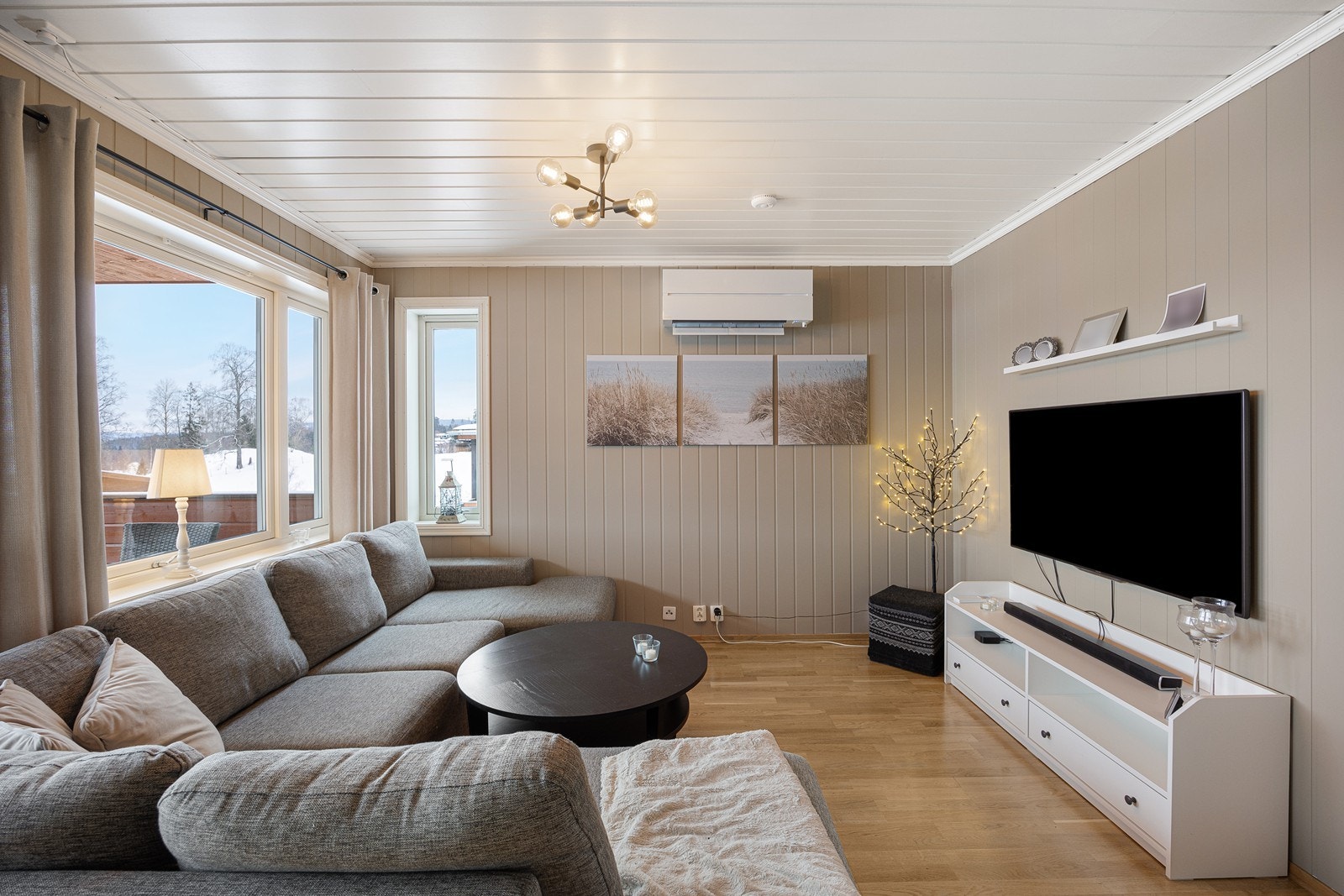 I stuen er det god plass til en sofagruppe med plass til hele familien på filmkvelder. Galleribilde