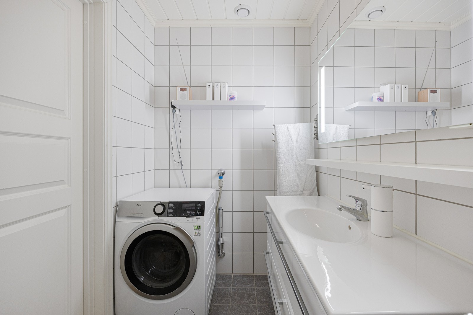 Baderommet har avsatt plass til vaskemaskin. Galleribilde