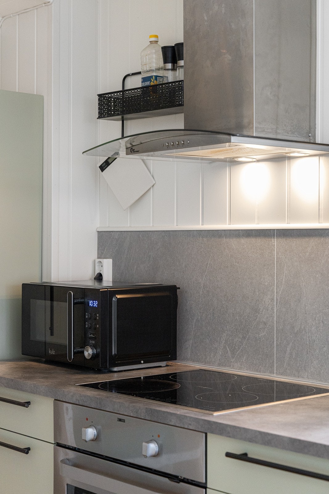 Det er integrerte hvitevarer, noe som skaper et helhetlig preg i kjøkkenet. Galleribilde