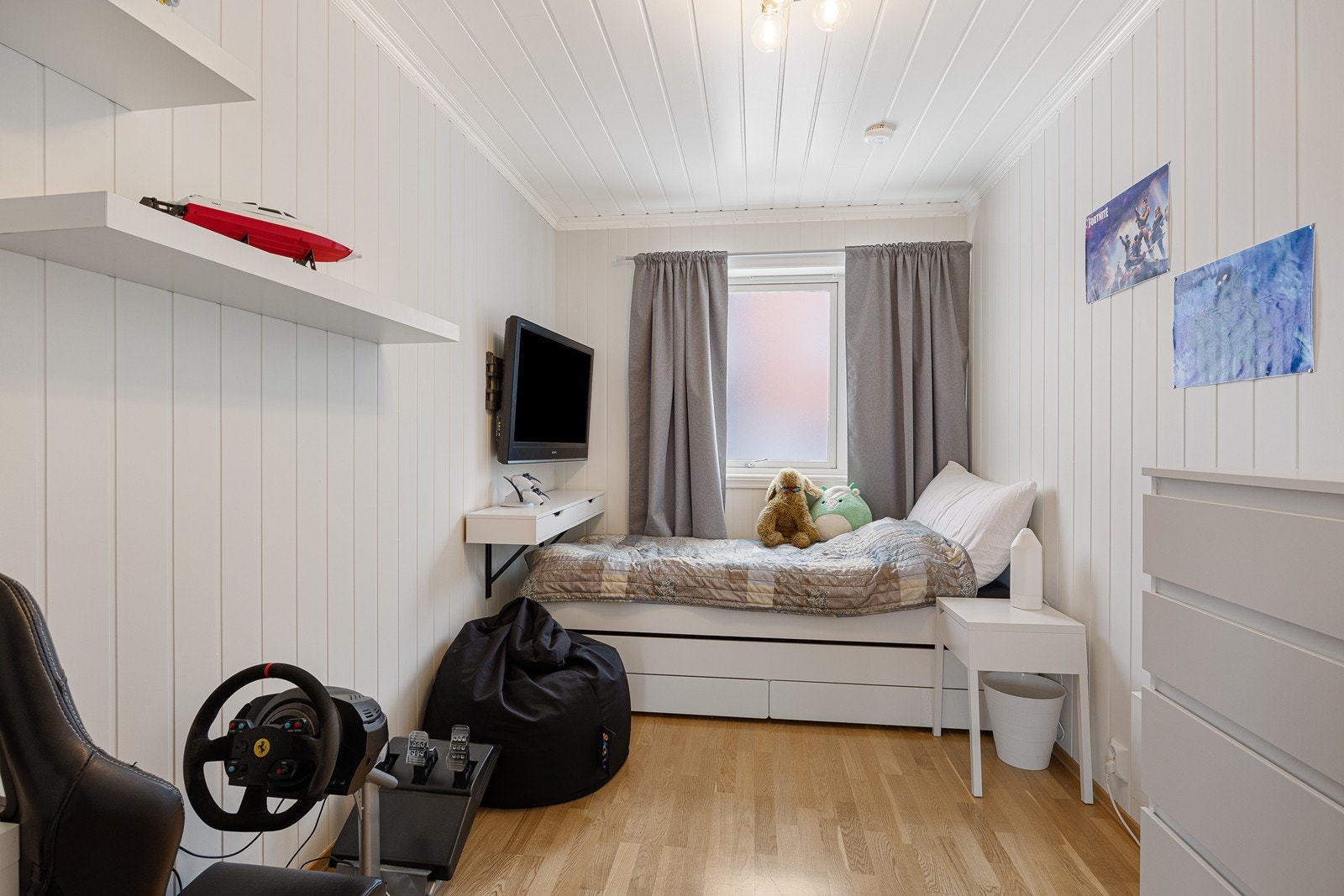 Soverom II har plass til seng, garderobe og annet ønskelig møblement. Galleribilde