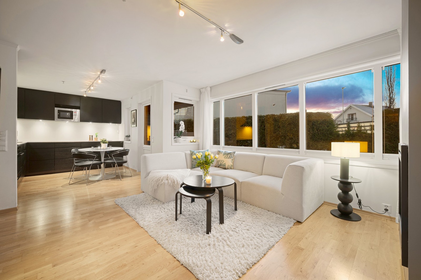 Flott, innholdsrik rekkehusleilighet over 2 plan. Galleribilde