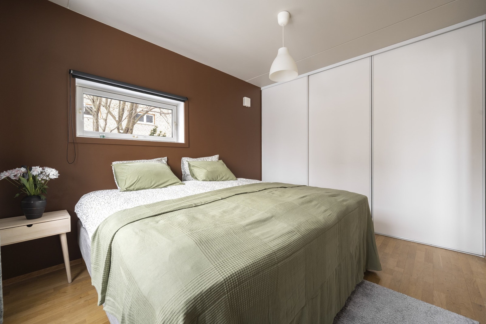 Store garderobeskap sørger for godt med oppbevaringsplass. Vinduer på flere veggflater sørger for en behagelig atmosfære. Galleribilde