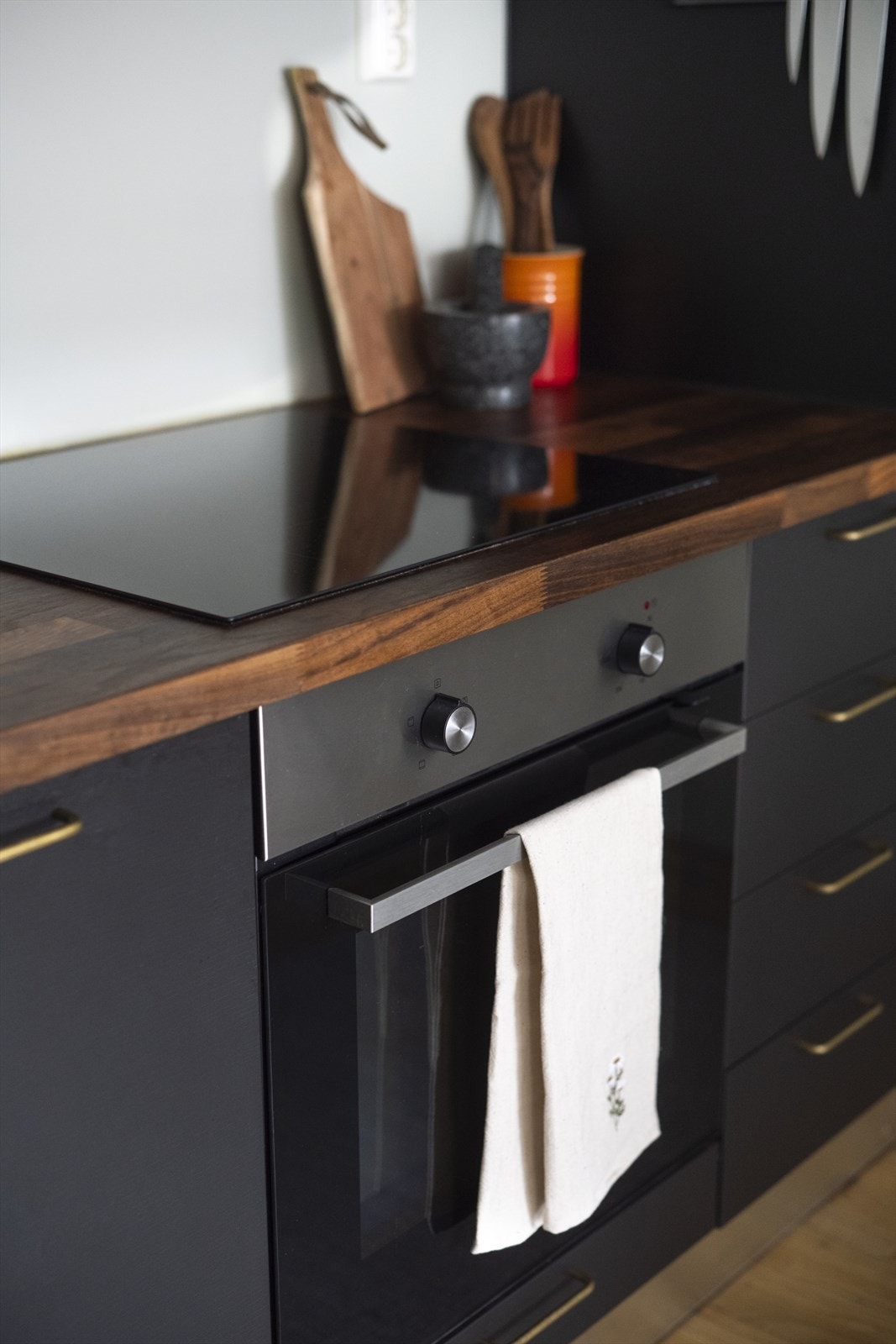 Heltre benkeplate med nedfelt vaskekum. Benkeplate, platetopp, vaskekum og blandebatteri ble byttet i 2022. Galleribilde