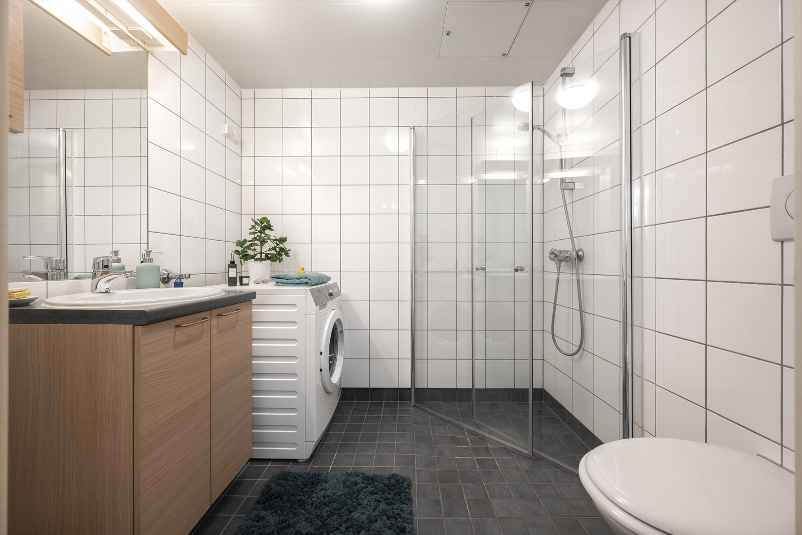 Badet er pent flislagt på gulv og vegger med elektrisk gulvvarme. Galleribilde