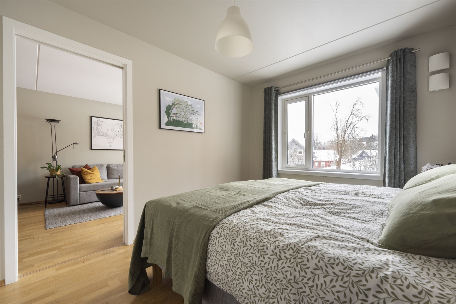 Rommet er malt i en passende farge - perfekt for soverommet! Galleribilde