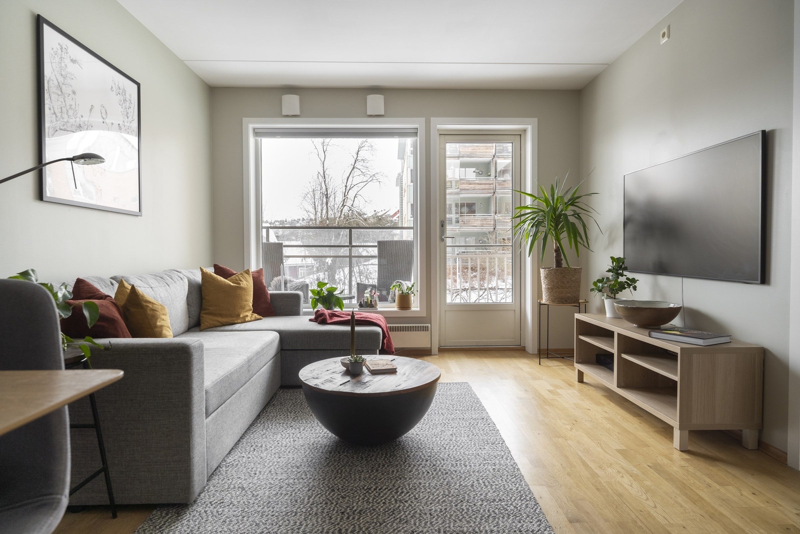 Store vinduer bidrar til et stilfullt uttrykk og gir rikelig med lysinnslipp som skaper en lys og luftig atmosfære i boligen. Galleribilde