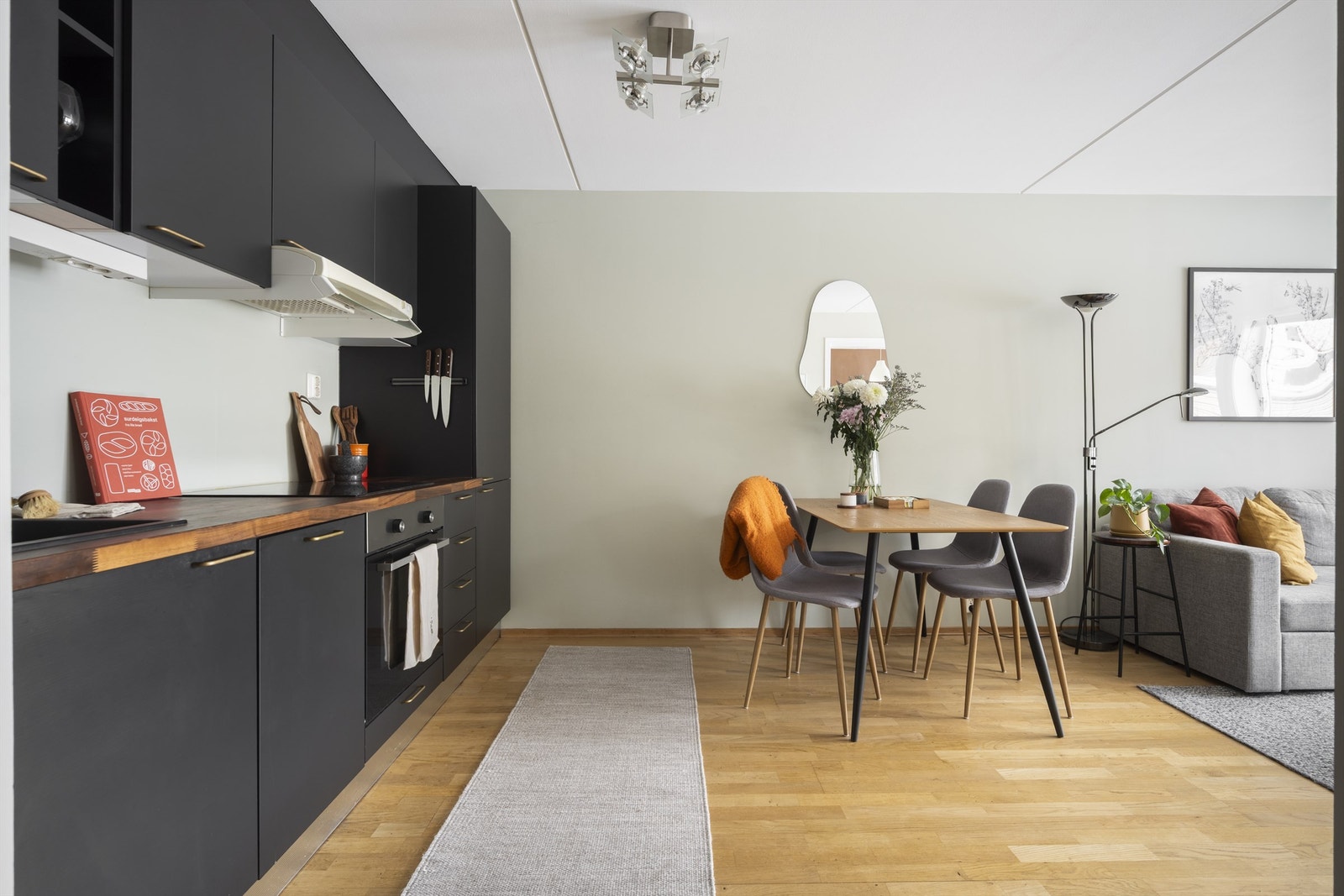 I tilknytning til kjøkkenet er det en naturlig plass til et spisebord. Galleribilde