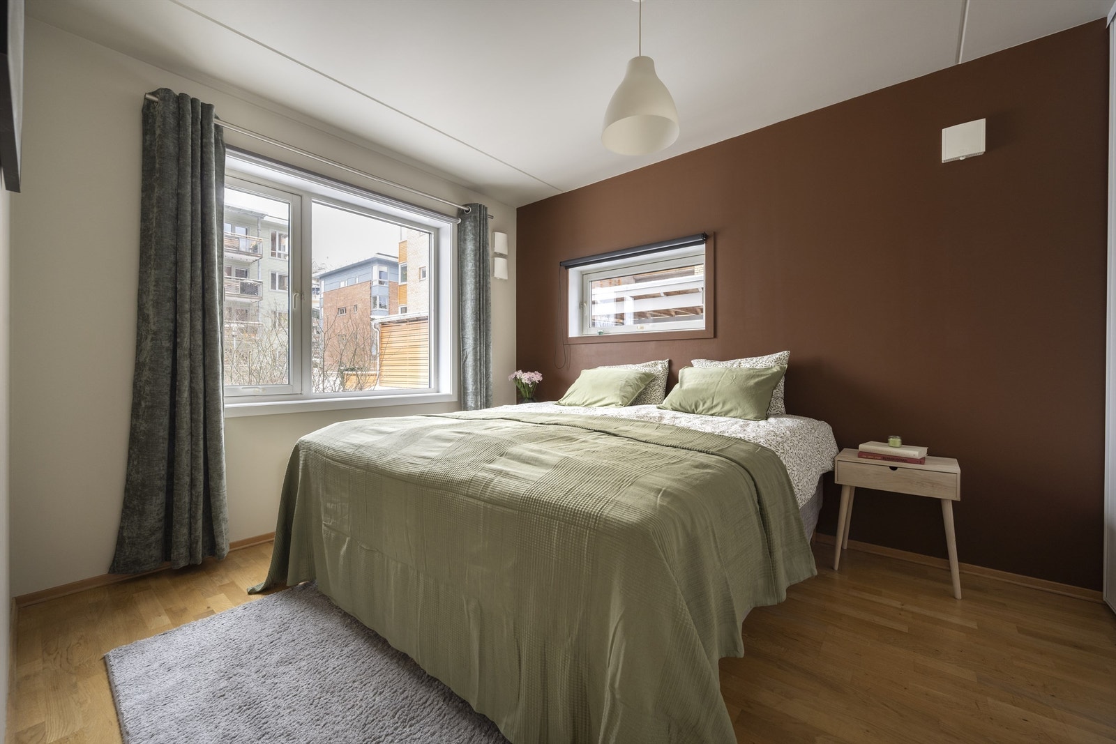 Soverommet er romslig med god plass til seng og tilhørende nattbord. Galleribilde