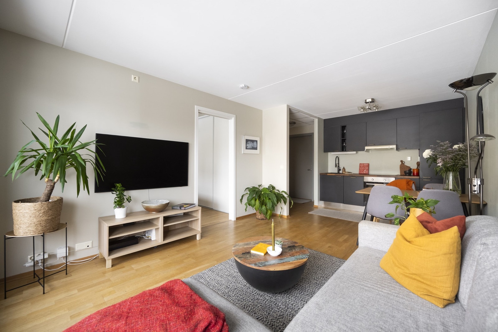 Her har du god plass til å innrede med sofagruppe, salongbord og tv-seksjon. Galleribilde